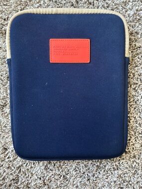Marc by Marc‎ Jacobs navy case with coral logo patch